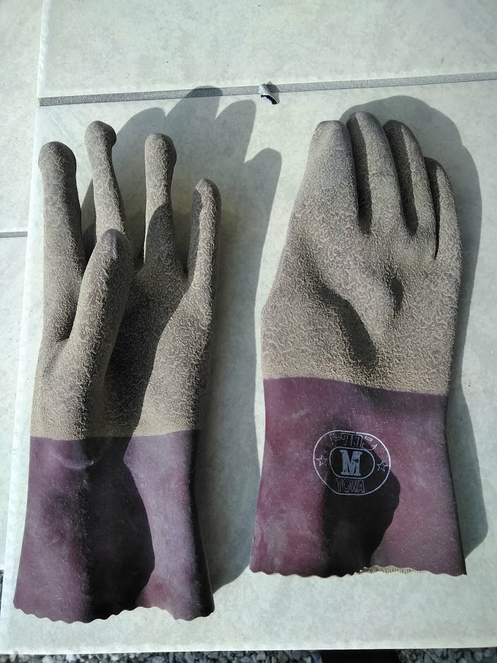 ゴム製の作業手袋