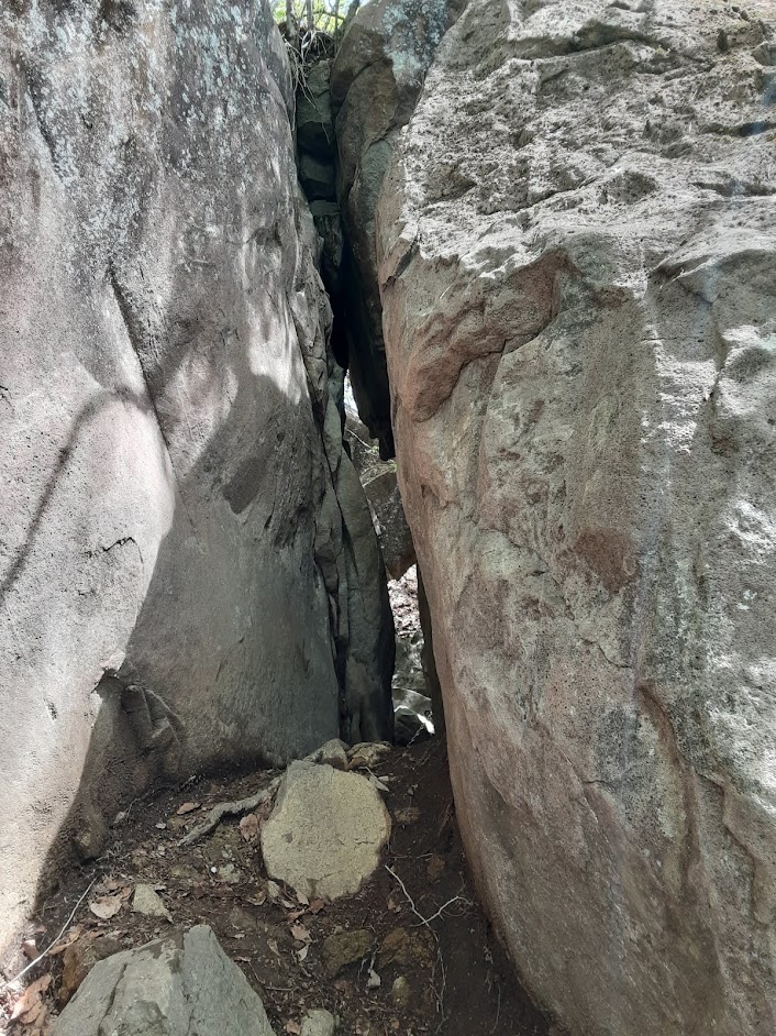 狭い岩の隙間